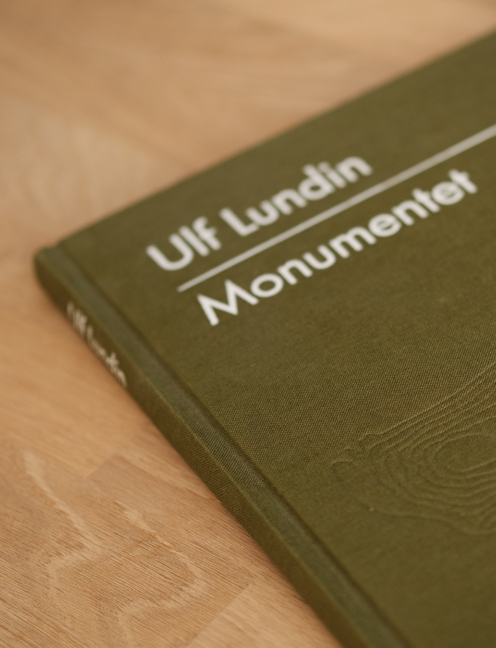 Boken Monumentet av Ulf Lundin.