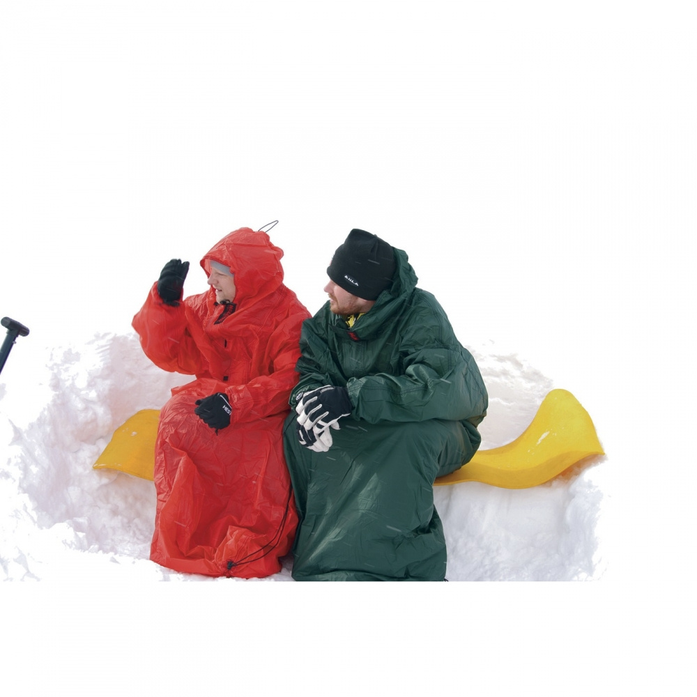 Hilleberg Bivanorak grön och röd i vintermiljö