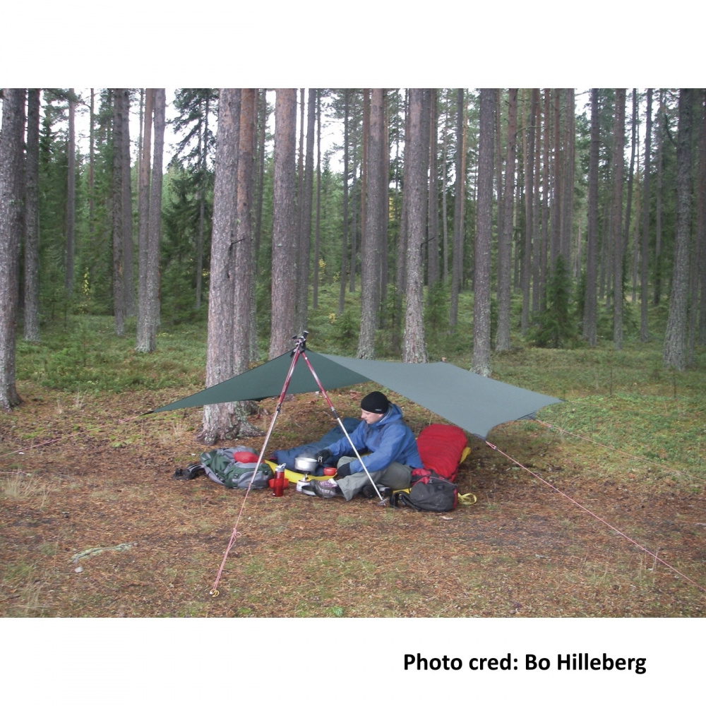 Hilleberg Tarp uppspänd med vandringsstavar
