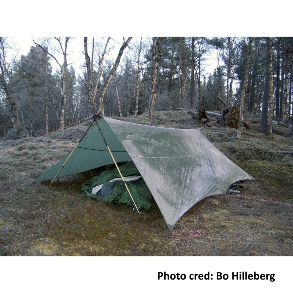 Hilleberg Tarp uppspänd med vandringsstavar