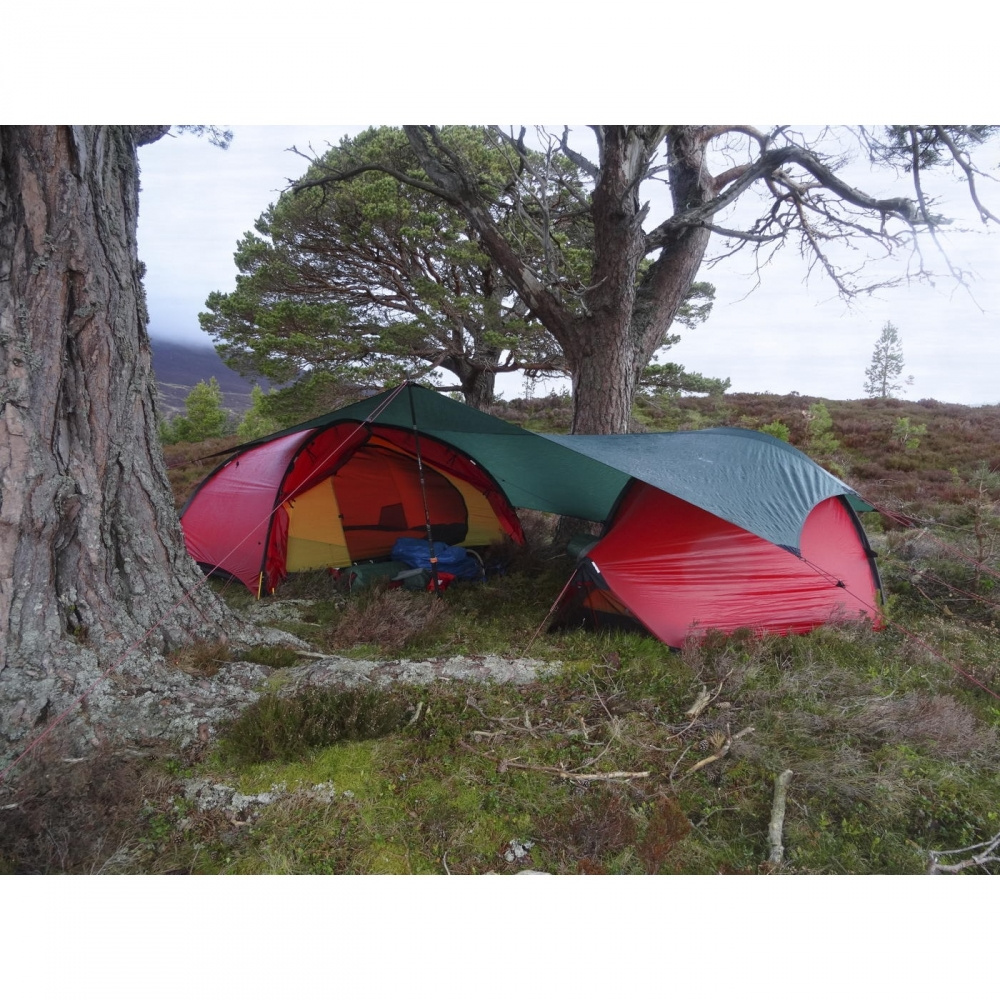 Hilleberg Tarp uppspänd mellan två Hillebergtält