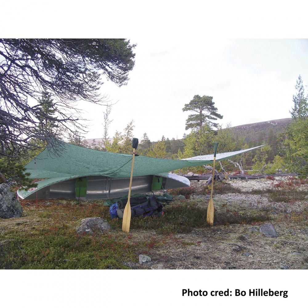 Hilleberg Tarp uppspänd mellan kanot och paddlar