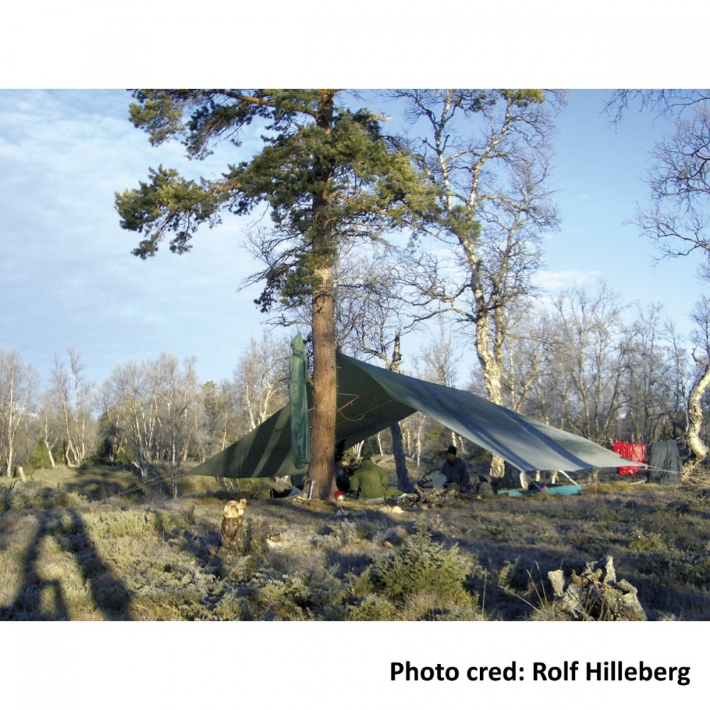 Hilleberg Tarp uppspänd mellan två träd