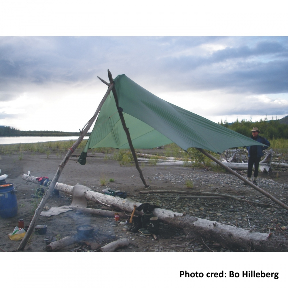 Hilleberg Tarp uppspänd mellan trädpålar