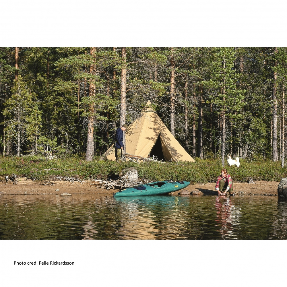 Tentipi Safir 7 BP tältkåta uppslagen vid en sjö